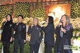 作曲家李泰祥告別式27日舉行，歌手許景淳（右一）、女兒李若菱（右二）、歌手陳永龍等（左二）獻唱，送他最後一程。（方濬哲攝）